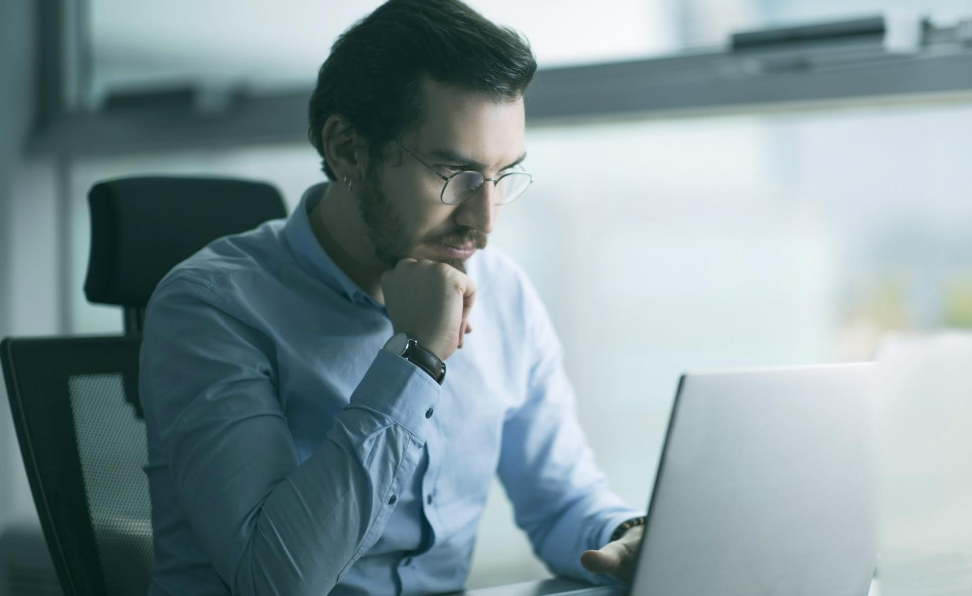 Professionisti che collaborano su strategie di budget e pianificazione finanziaria