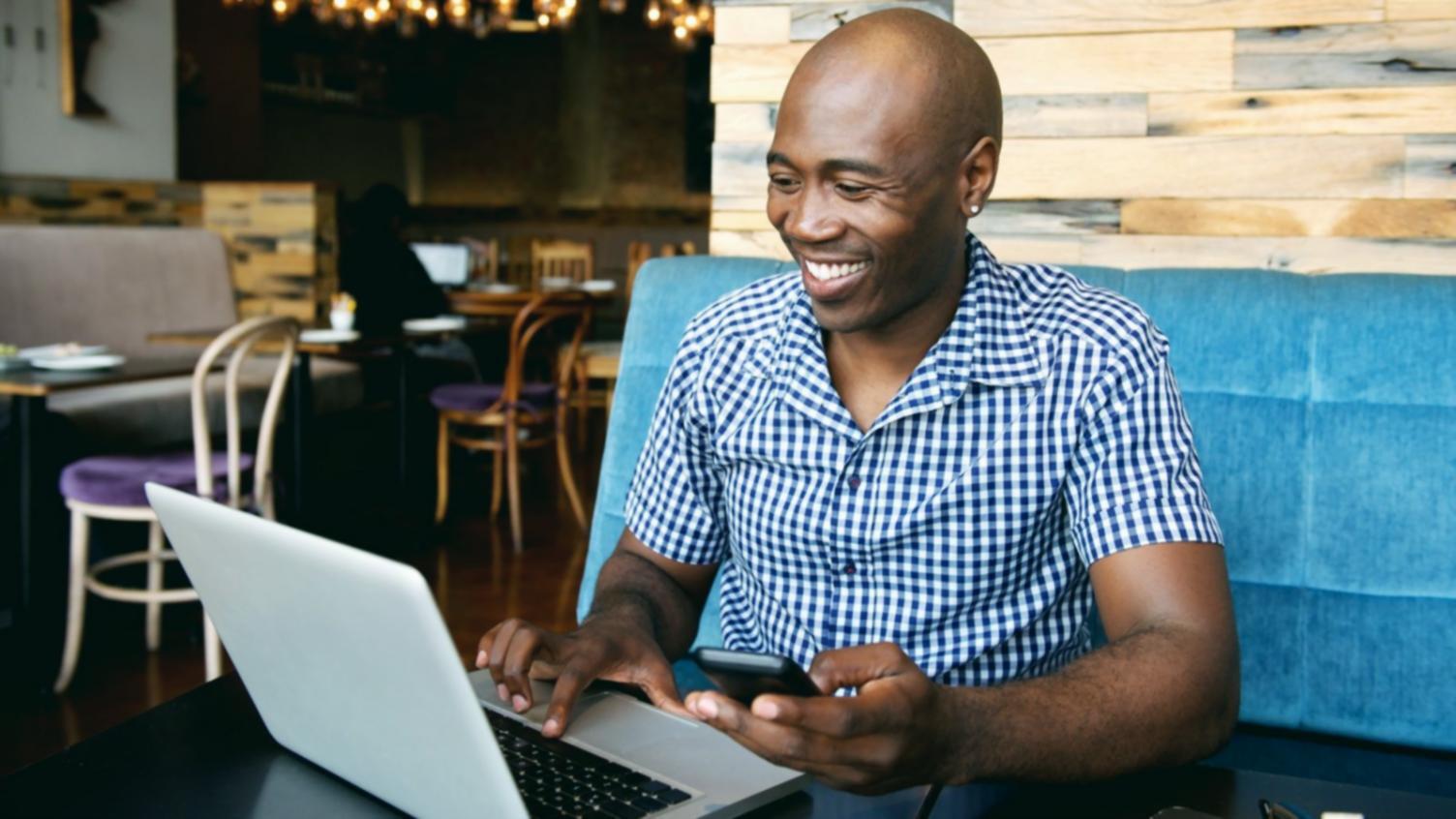 Studenti che collaborano durante una sessione di apprendimento online